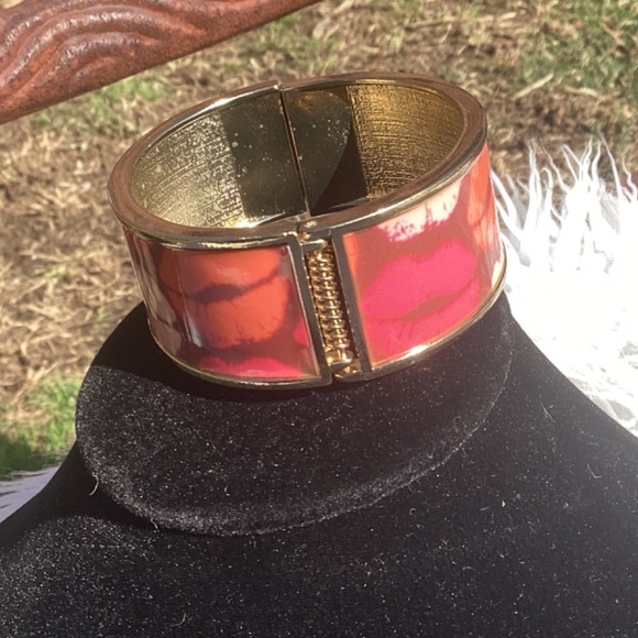 NWT Ulta Hinged LipPrint GoldTone Bracelet - Picture 3 of 6